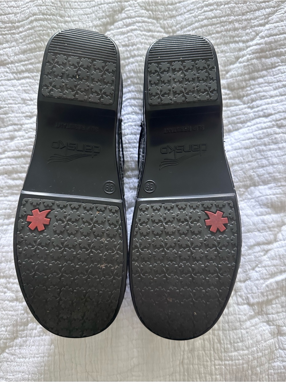 Dansko Woman's Professional Black Patent Leather Clogs size 39 EU/US 8.5
EUC - Picture 3 of 8